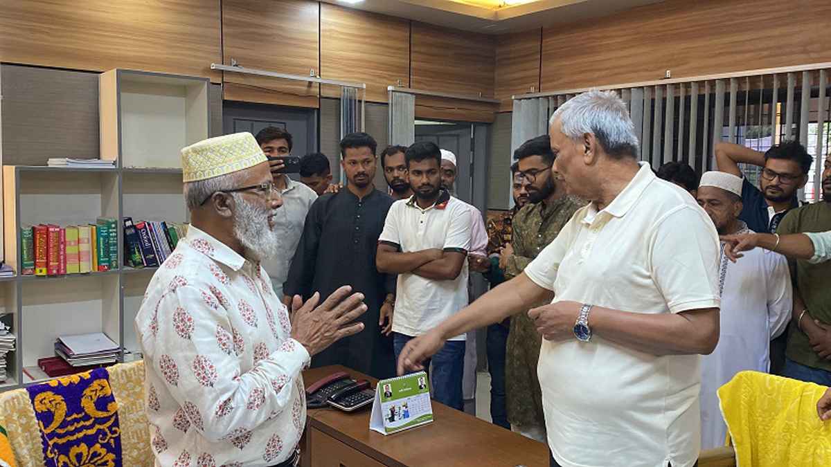 এমপির মধ্যস্থতায় বহিষ্কৃত ছাত্রদল নেতাদের ক্ষমা করলেন অধ্যক্ষ