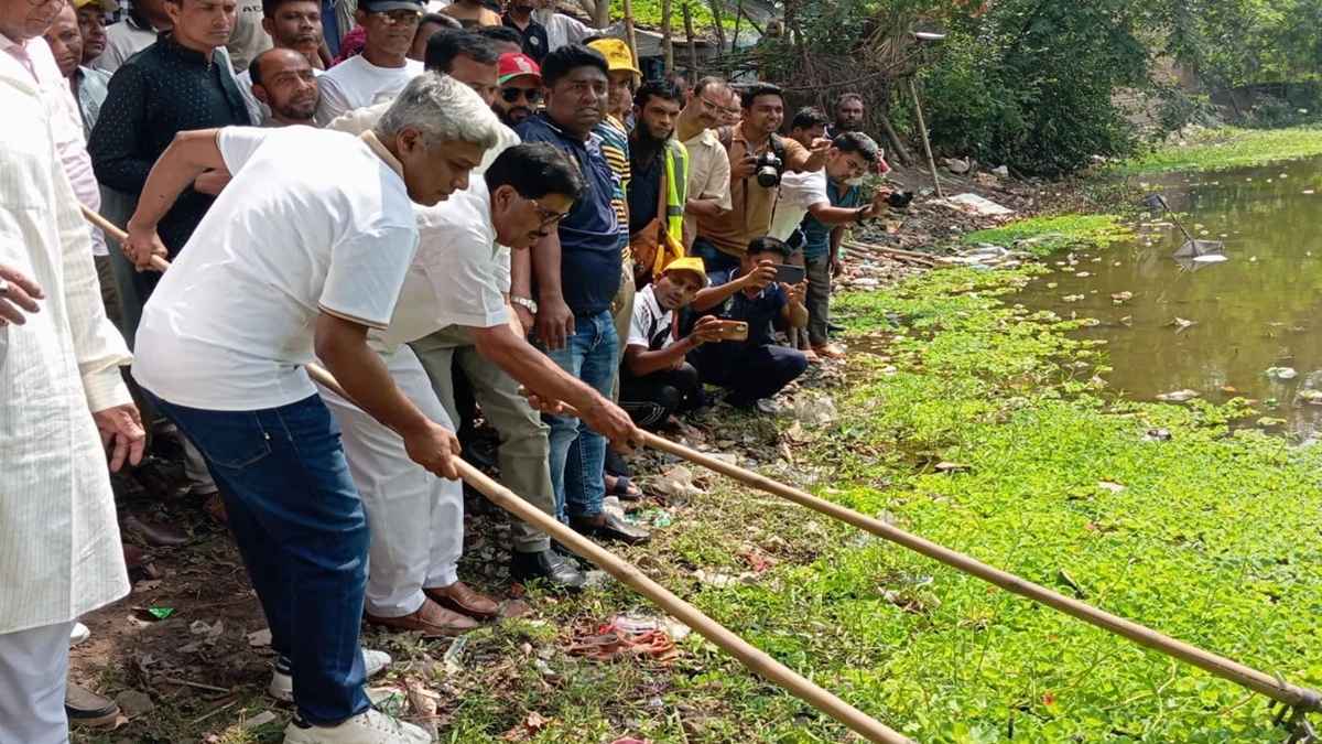 পুকুরে নেমে পরিচ্ছন্নতা অভিযানের উদ্বোধন করলেন প্রতিমন্ত্রী অমিত