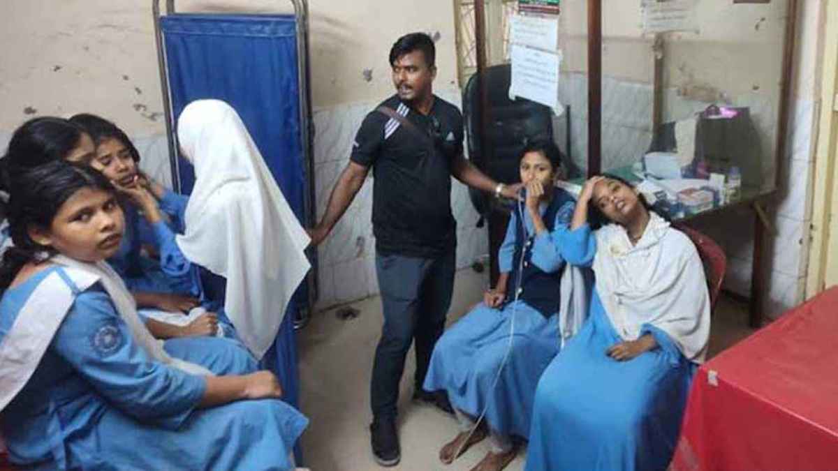 ক্লাস চলাকালে ‘বিষাক্ত কেমিক্যালের গন্ধ’, অর্ধশতাধিক শিক্ষার্থী অসুস্থ