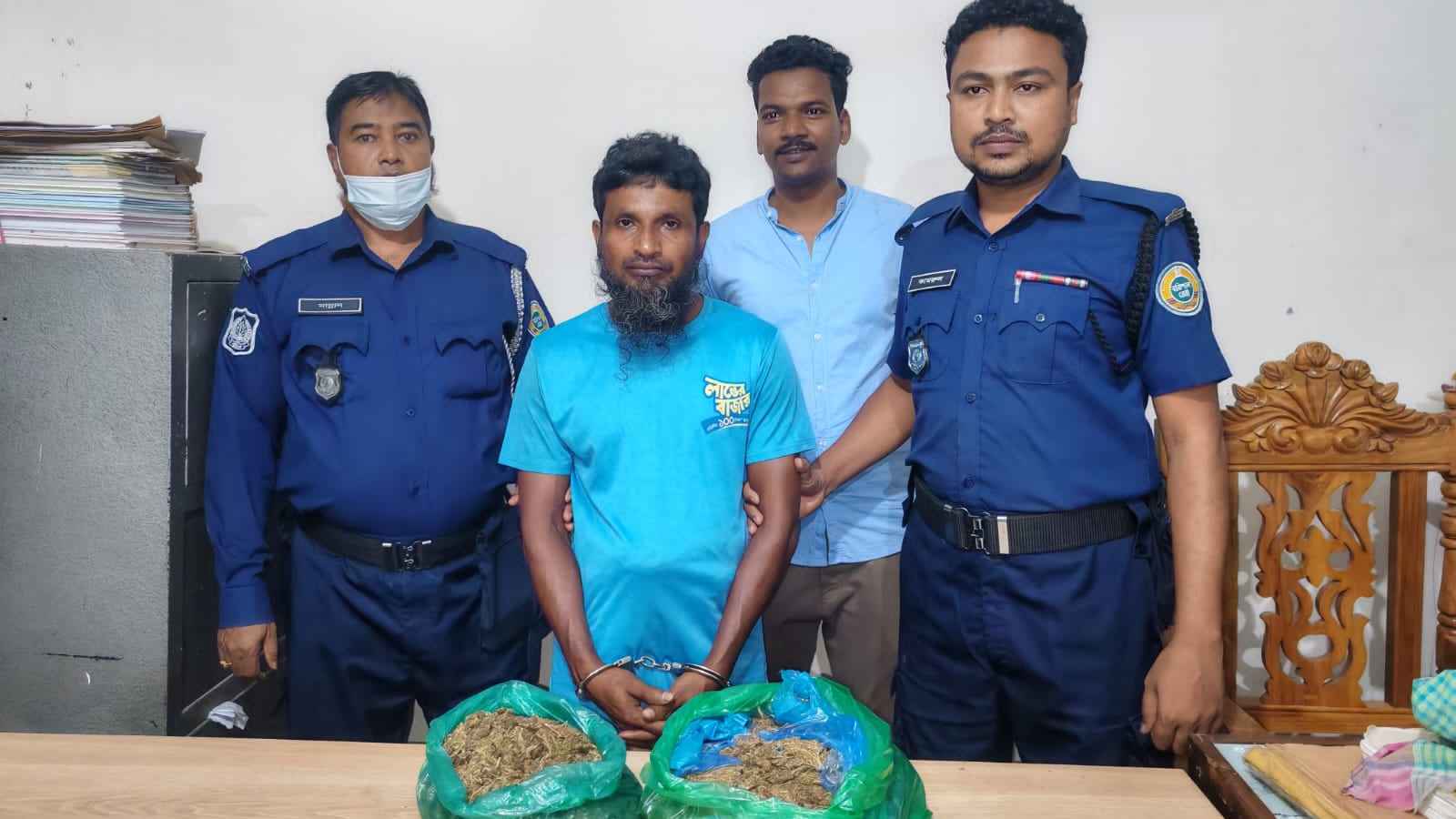 পটুয়াখালীতে ১ কেজি ২০০ গ্রাম গাঁজাসহ মাদক কারবারি গ্রেফতার