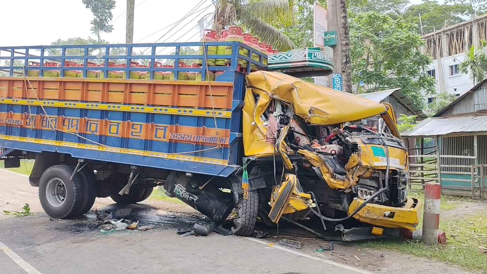 পিরোজপুরে দুই ট্রাকের মুখোমুখি সংঘর্ষে আহত ৩