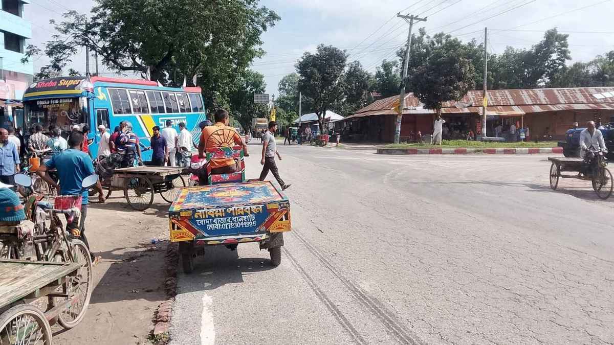 চলন্ত বাস থেকে পড়ে নিজ গাড়ির চাকার নিচে পিষ্ট হয়ে সুপারভাইজার নিহত