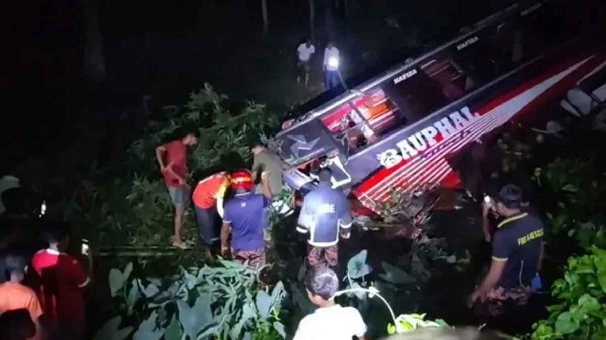 মধ্যরাতে নিয়ন্ত্রণ হারিয়ে বাস খাদে, নিহত ১