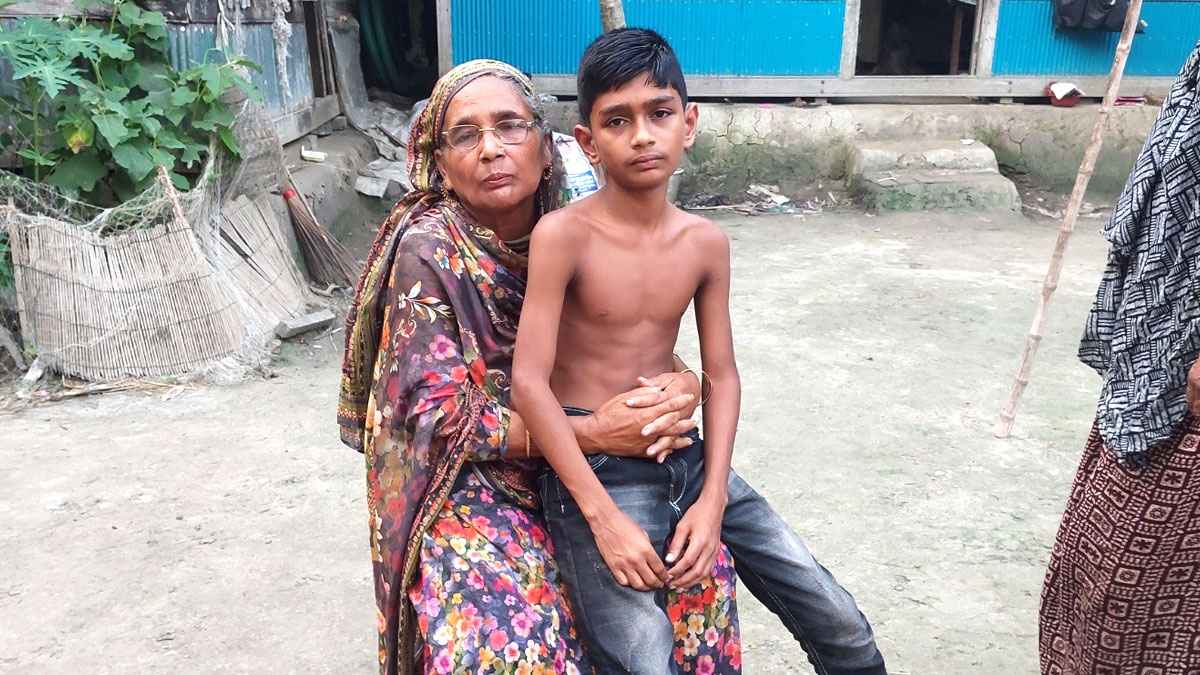মা-বাবা ও ভাইকে হারিয়ে একা বেঁচে রইল কিশোর রহমাতুল্লাহ