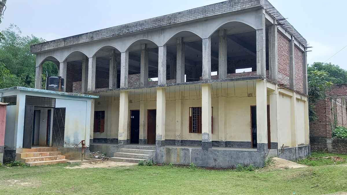 ৩৭ লাখ টাকা ব্যয়ে বিদ্যালয়ের দোতলা ভবন নির্মাণ, নেই ওঠার সিঁড়ি