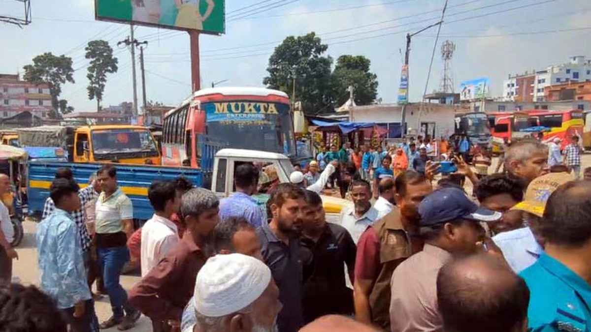রংপুরে মোটর শ্রমিক ইউনিয়নের নির্বাচনের দাবিতে মহাসড়ক অবরোধ