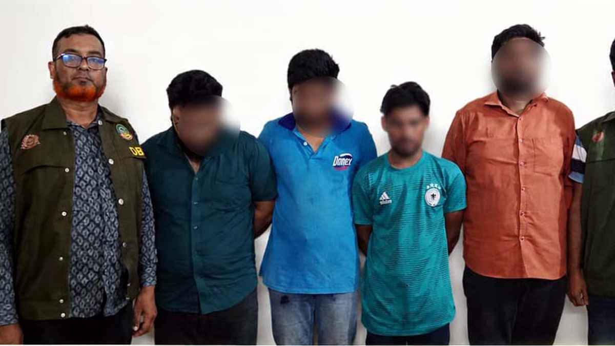 মাদক দিয়ে ফাঁসিয়ে টাকা হাতিয়ে নেওয়ার চেষ্টার অভিযোগে আটক ৪