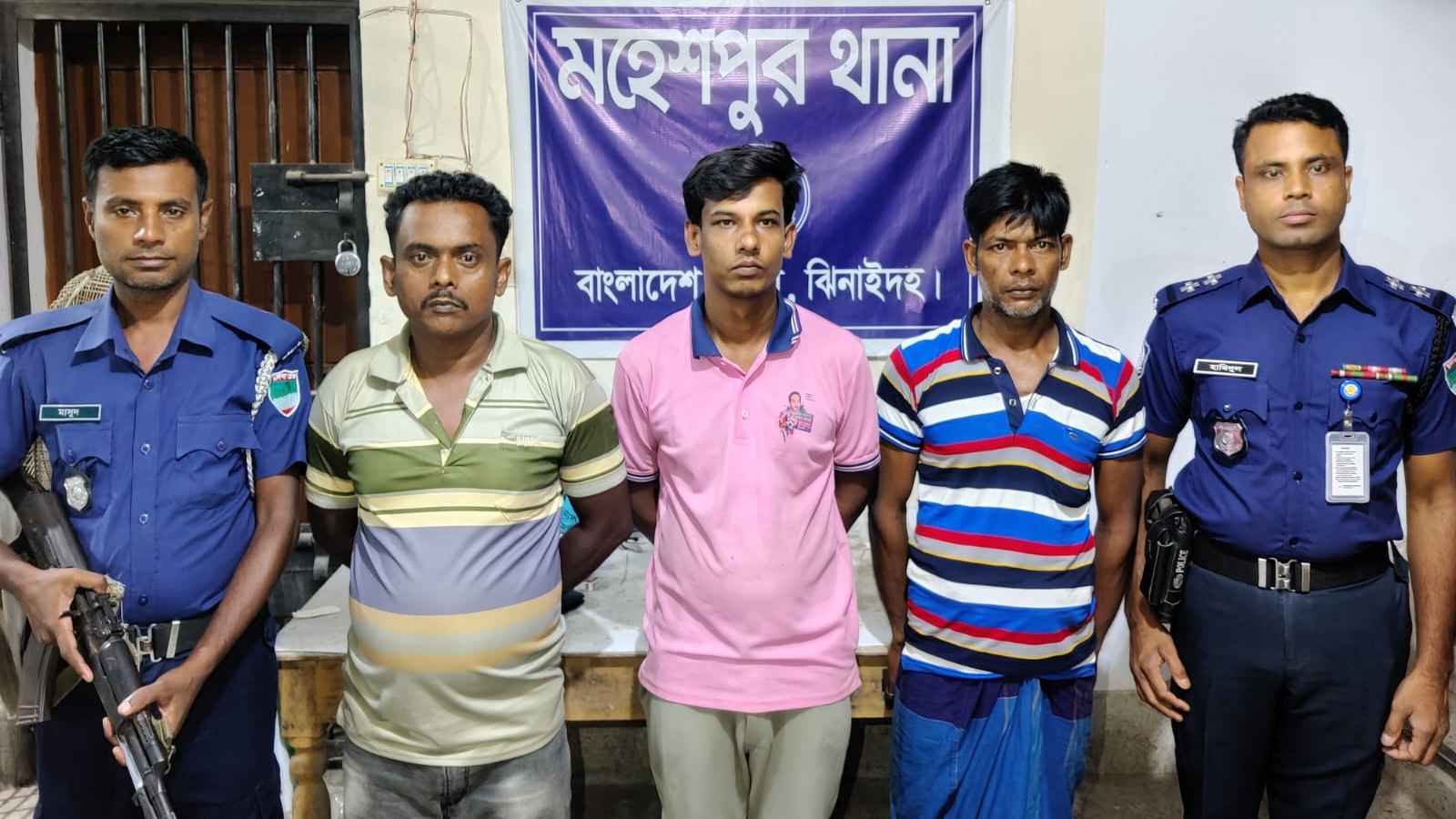 ধর্ষণ চেষ্টার অভিযোগে আটক আ.লীগ নেতাকে জিম্মি করে চাঁদাবাজি, আটক ৩
