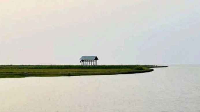 বেড়াতে গিয়ে চরে আটকা পড়া দেড়শতাধিক পর্যটক উদ্ধার
