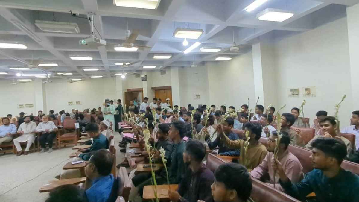 নবীন শিক্ষার্থীদের পদচারণায় মুখর রাজশাহী বিশ্ববিদ্যালয়