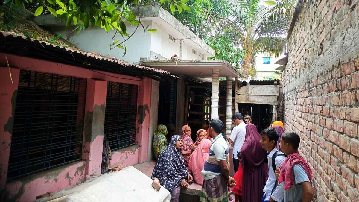 সাতক্ষীরায় পাঁচ মাসের অন্তঃসত্ত্বা স্ত্রীকে গলা কেটে হত্যার অভিযোগ