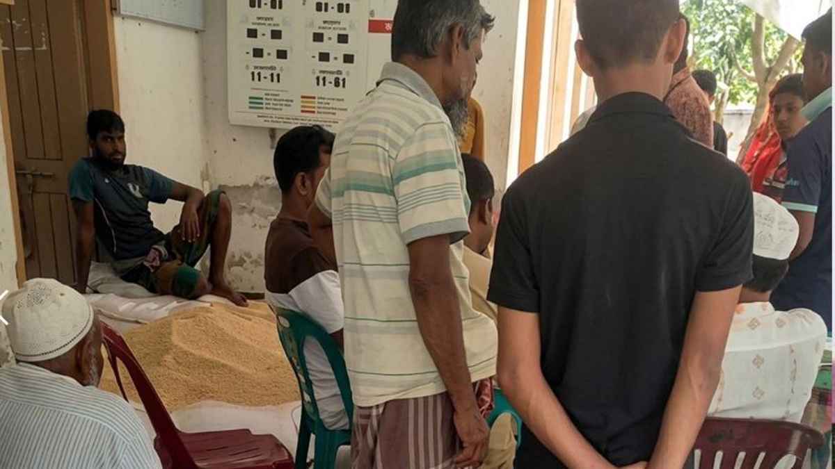 ভিজিএফের চাল ওজনে কম দেওয়ার অভিযোগ, তদন্তের আশ্বাস ইউএনও’র