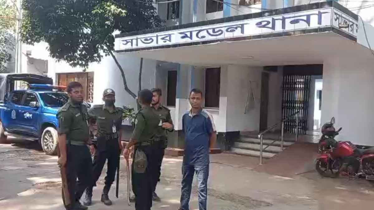 সাভারে মহাসড়কে হকারদের হামলায় আহত ৬ আনসার সদস্য, আটক ২