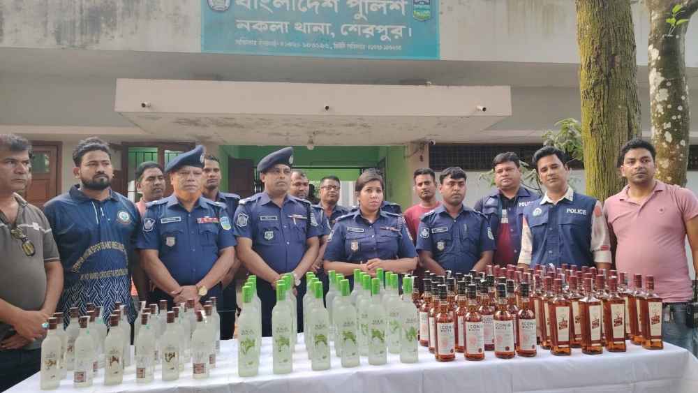 ভুসির বস্তায় মিলল ১০৮ বোতল বিদেশি মদ, আটক ৩