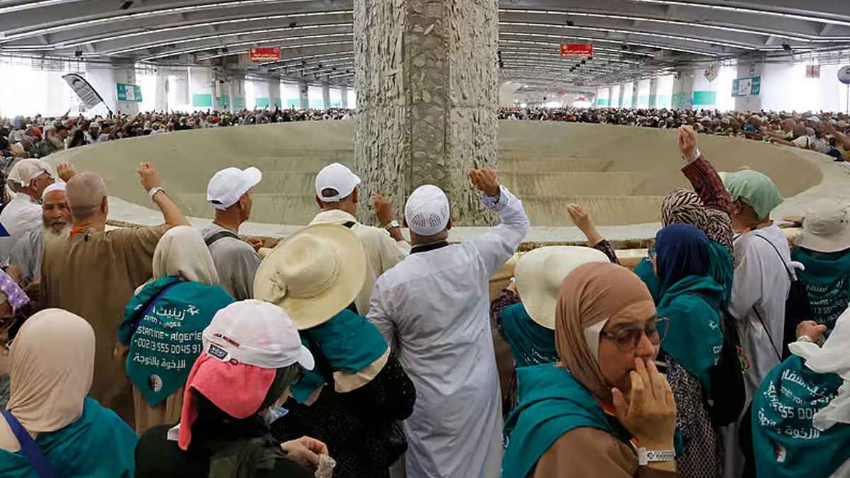 ‘আমি শয়তান নই’: কঙ্কর নিক্ষেপের সময় হাজির রসিক মন্তব্য ভাইরাল