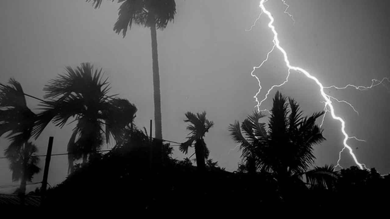 ১৫ জেলায় ৬০ কিলোমিটার বেগে ঝড়-বৃষ্টির আভাস