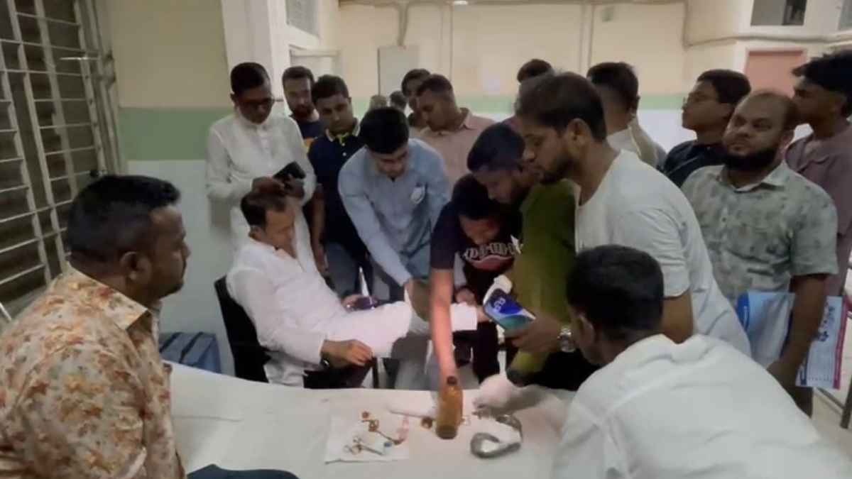 সড়ক আটকিয়ে দুপক্ষের সংঘর্ষ, থামাতে গিয়ে এমপি আহত