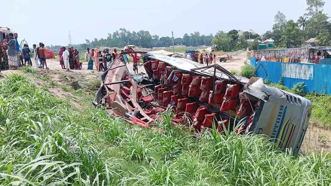 ঢাকা-টাঙ্গাইল মহাসড়কে যাত্রীবাহী বাস খাদে, আহত ১৭