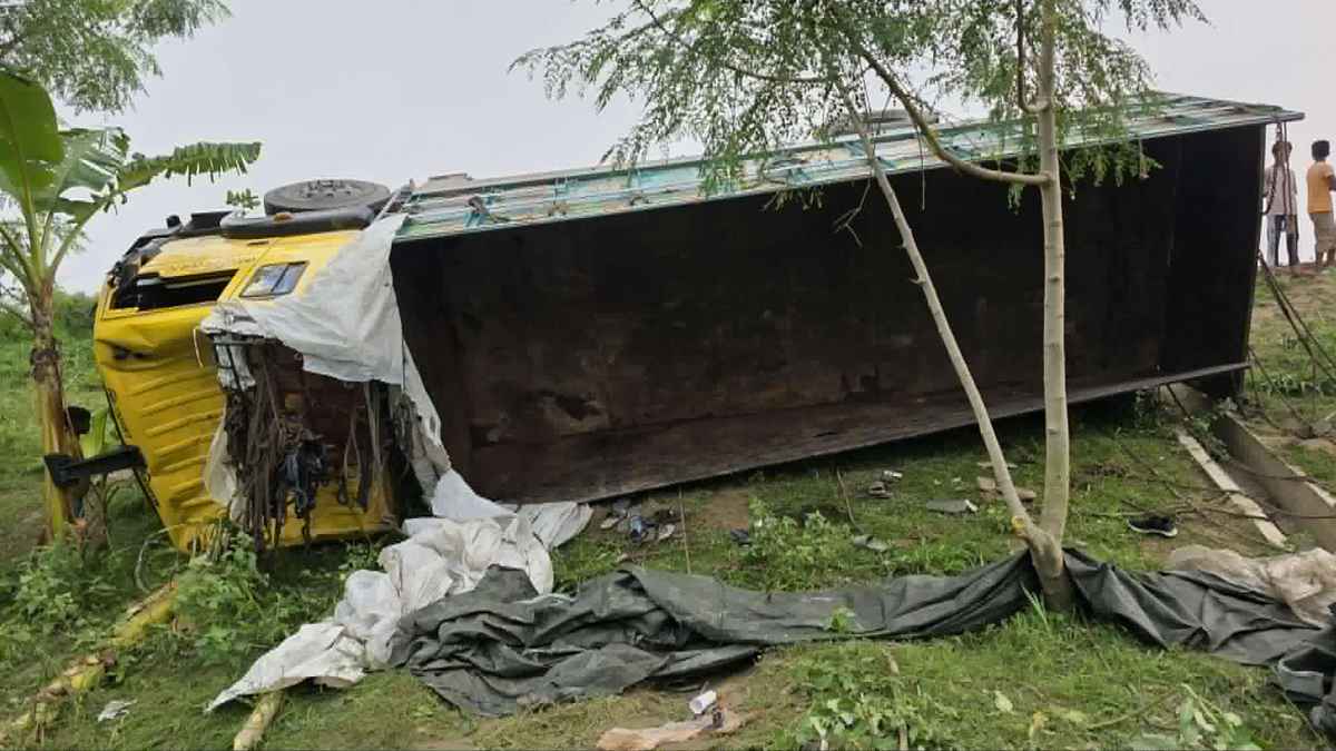 ঢাকা-টাঙ্গাইল মহাসড়কে রডবোঝাই ট্রাক উল্টে নিহত ১৫