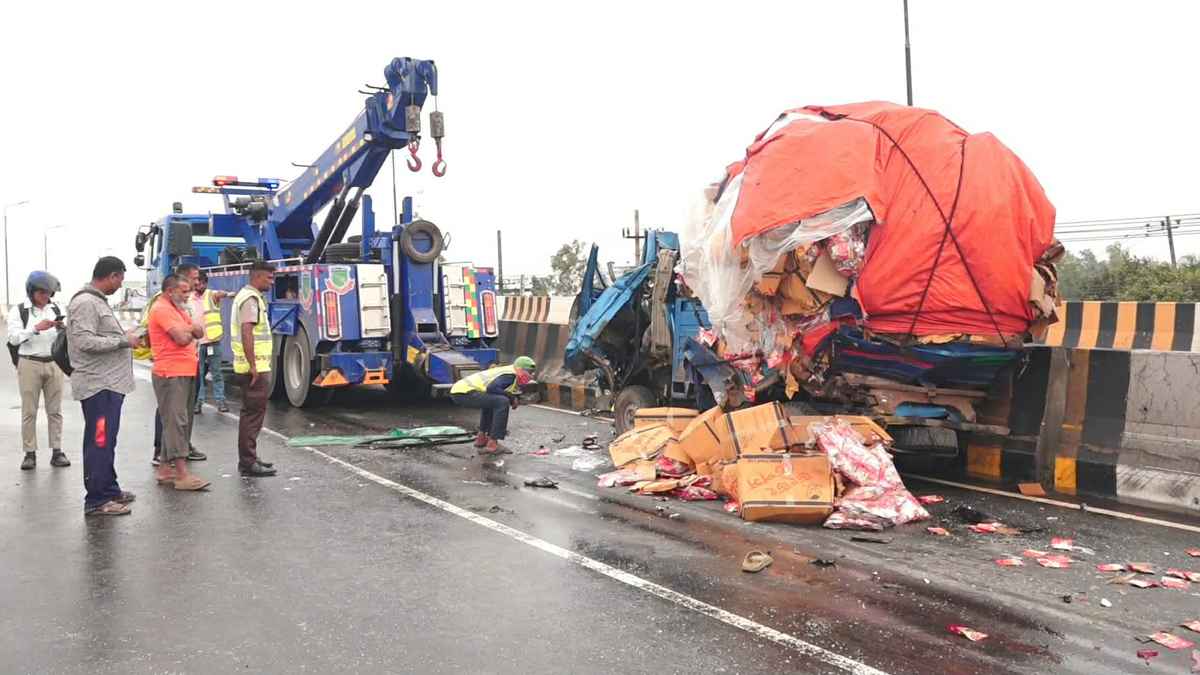 ওভারটেক করতে গিয়ে ট্রাক-পিকআপের সংঘর্ষ, নিহত ২