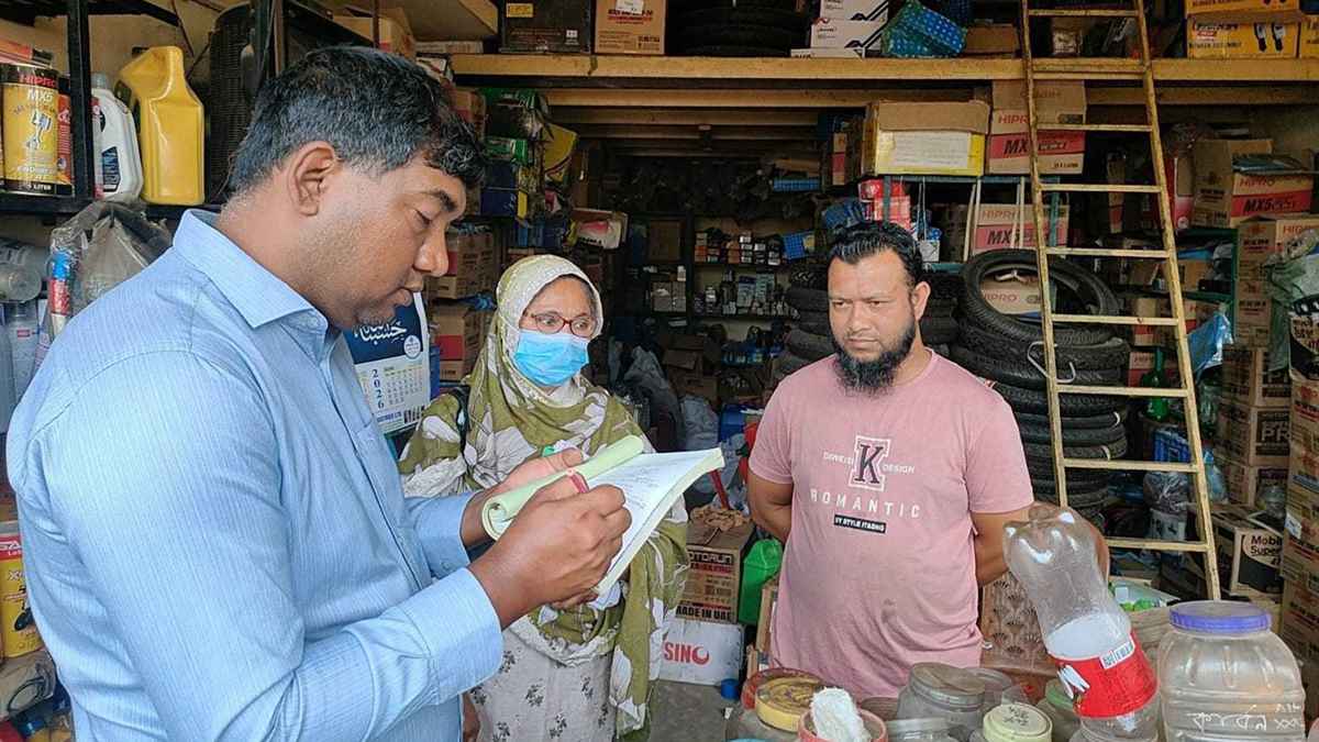 পাম্পের তেল দোকানে বেশি দামে বিক্রি, ব্যবসায়ীর জরিমানা