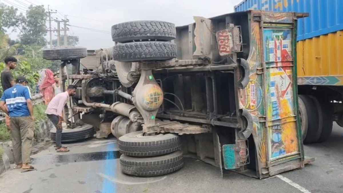 ঢাকা-টাঙ্গাইল মহাসড়কে ট্রাক উল্টে চালক নিহত