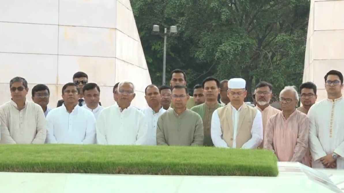 ঈদের সকালে বাবা-মায়ের সমাধিতে প্রধানমন্ত্রী