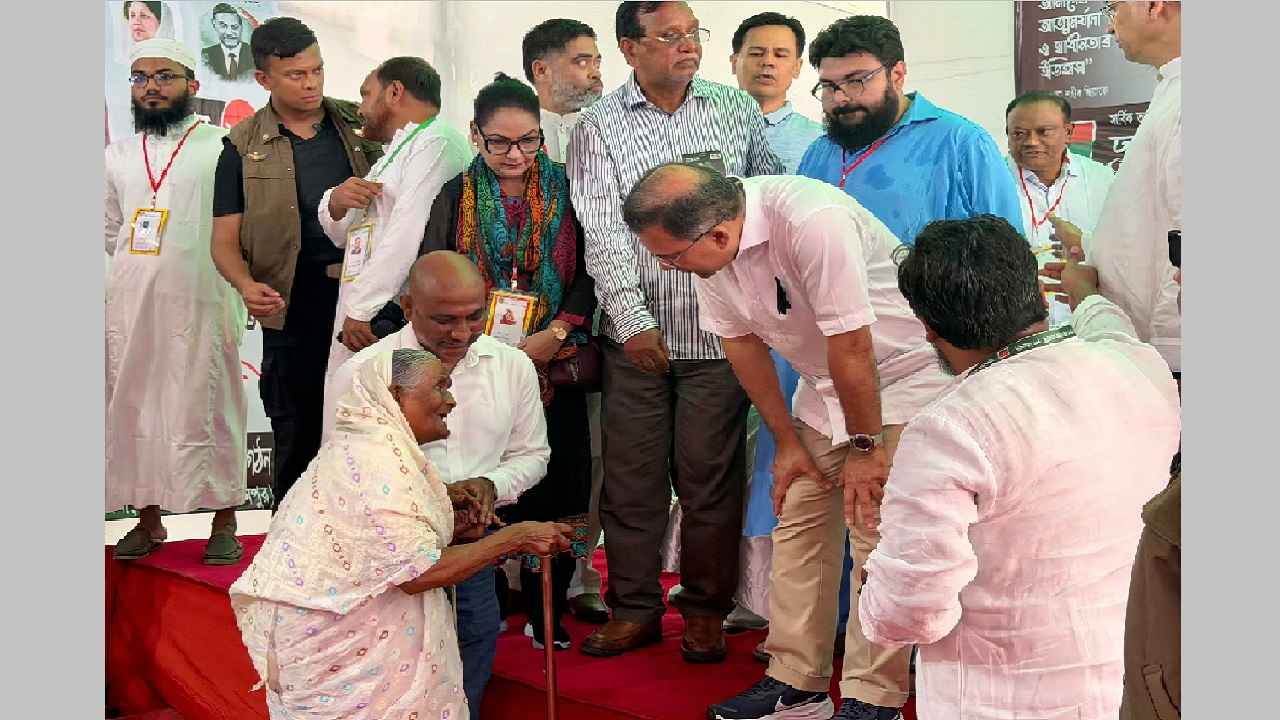 প্রধানমন্ত্রীকে কাছে পেয়ে দৃষ্টিহীন নূরজাহানের অন্যরকম স্বপ্নপূরণ!