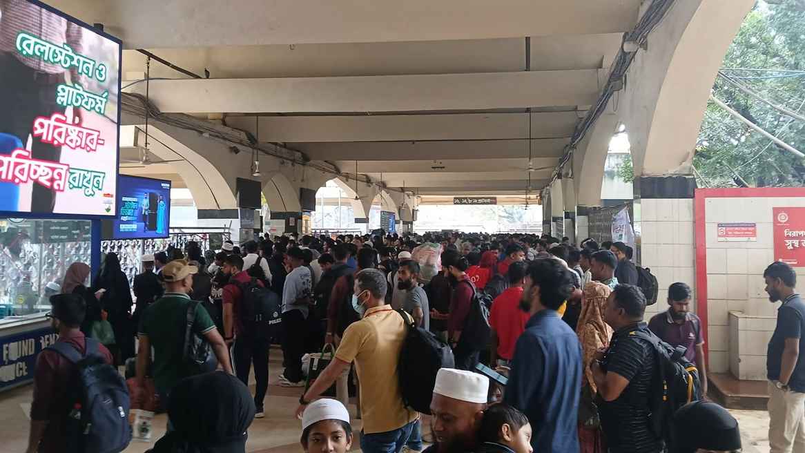 কমলাপুরে জনস্রোত, তিল ধারণের ঠাঁই নেই স্টেশনে
