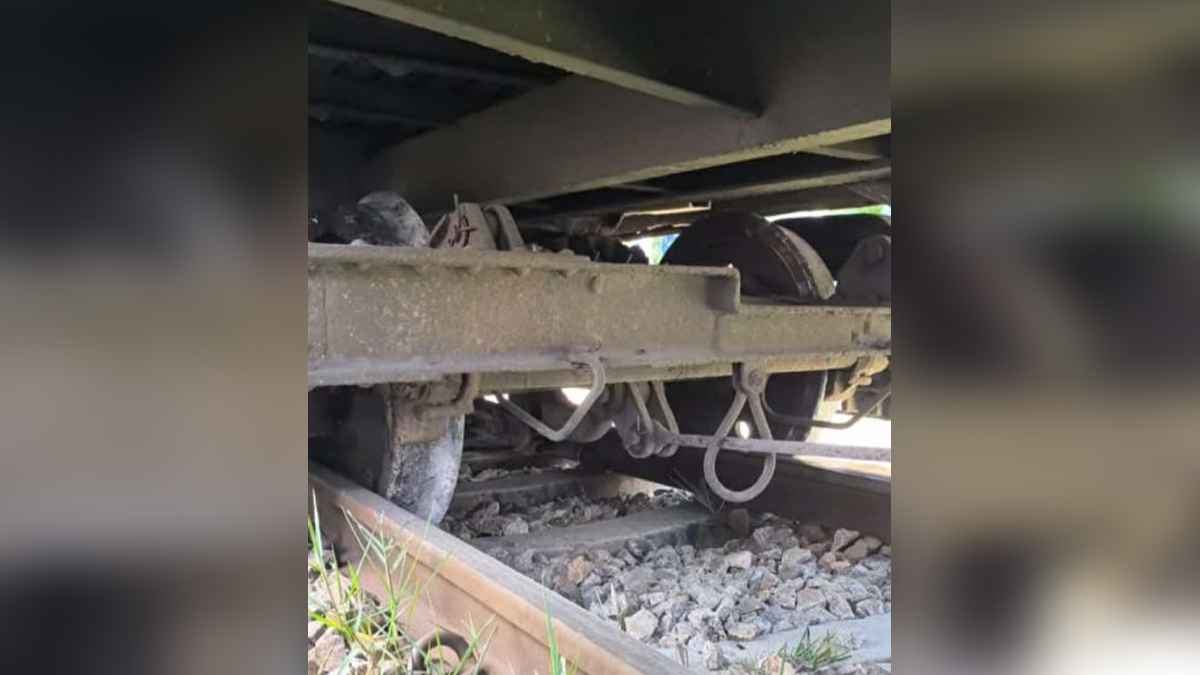 ঝিনাইদহে মালবাহী ট্রেন লাইনচ্যুত, খুলনার সঙ্গে উত্তরবঙ্গের রেল যোগাযোগ