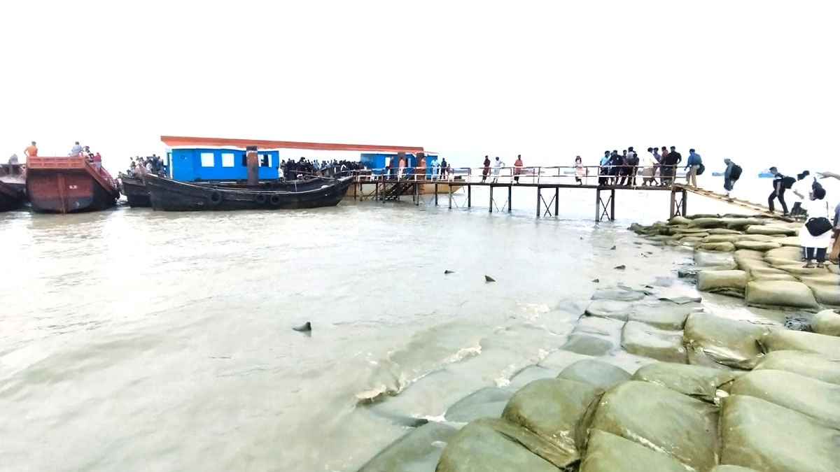 মাত্র ৪ হাজার টাকা বেতন, তবু কমতি নেই ঈদের আনন্দে