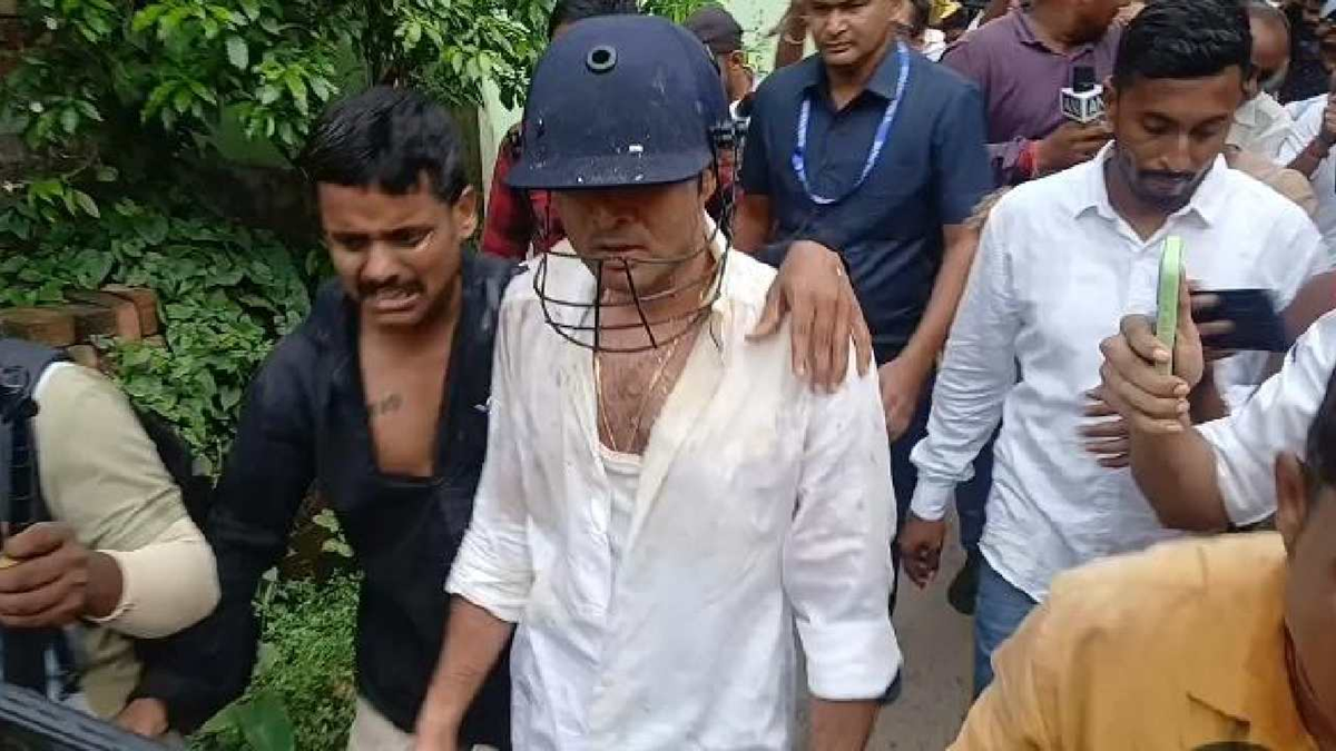 মমতার ভাইপো অভিষেকের ওপর হামলা, ডিম-জুতা নিক্ষেপ