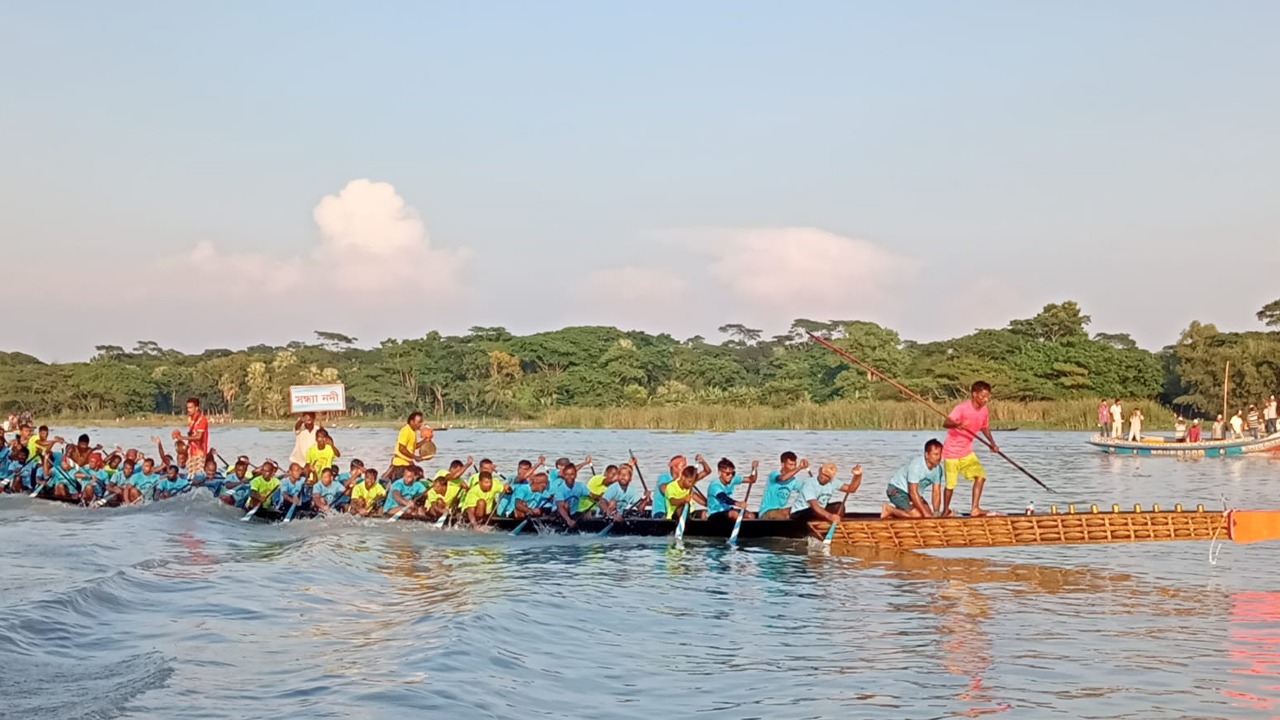 বরিশালের উজিরপুর সন্ধ্যা নদীতে ঐতিহ্যবাহী নৌকা বাইচ।