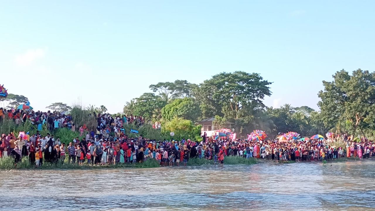 বরিশালের উজিরপুর সন্ধ্যা নদীতে ঐতিহ্যবাহী নৌকা বাইচকে ঘিরে তীরে হাজারো দর্শকের উল্লাস।