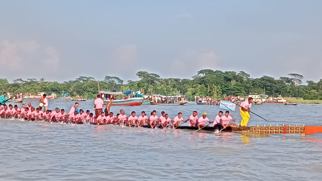 বরিশালের উজিরপুর সন্ধ্যা নদীতে ঐতিহ্যবাহী নৌকা বাইচ।