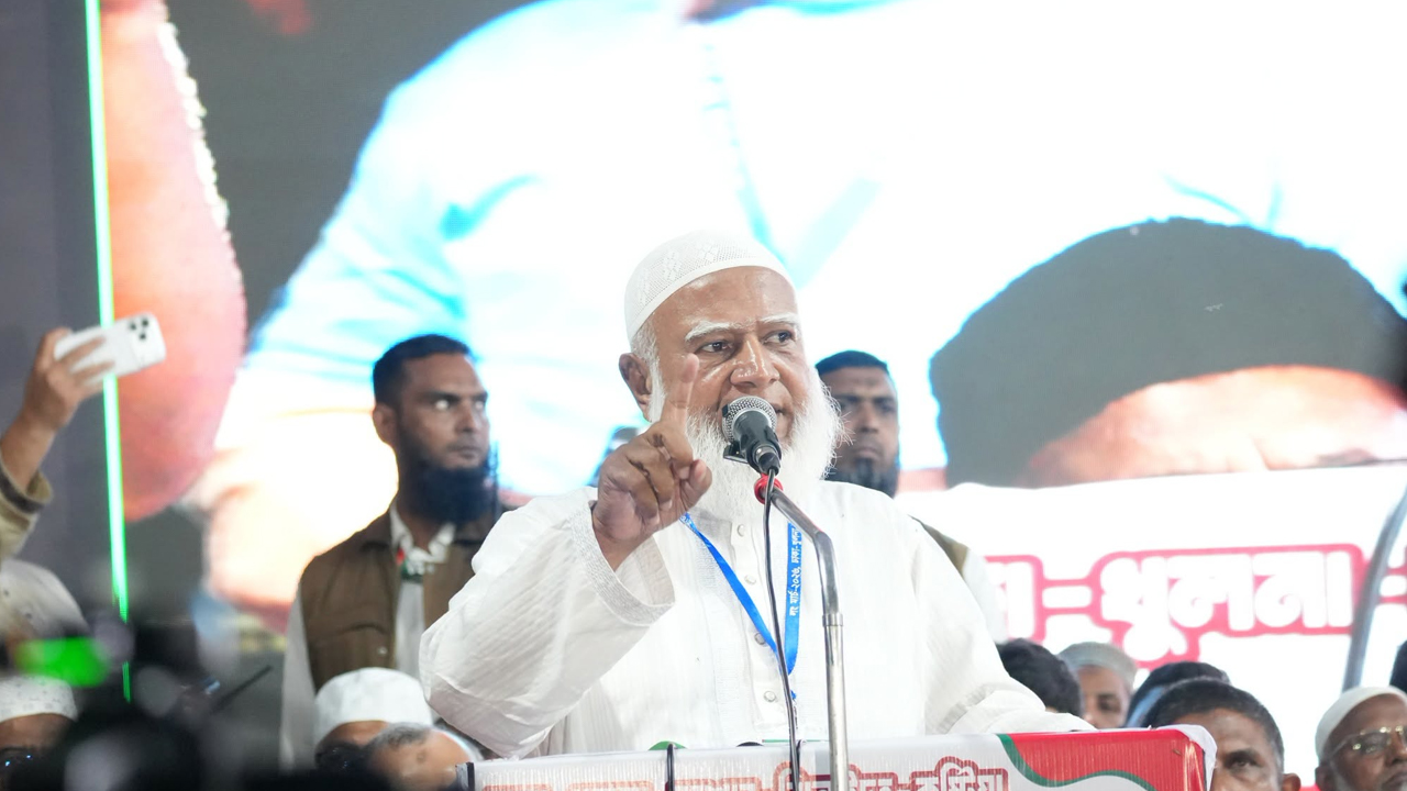 ঝিনাইদহ শহরের শহীদ মিনার চত্বর এলাকায় ১১ দলীয় জোটের লং মার্চের পথসভায় বিরোধী দলীয় নেতা ও জামায়াতে ইসলামীর আমির ডা. শফিকুর রহমান।