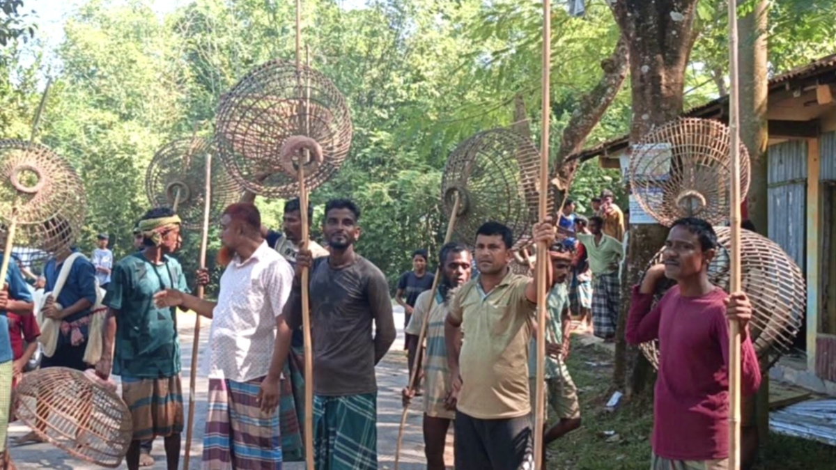 পলো বাওয়া উৎসবে অংশ নিতে প্রস্তত মাছ শিকারিরা। ছবি: ঢাকা মেইল