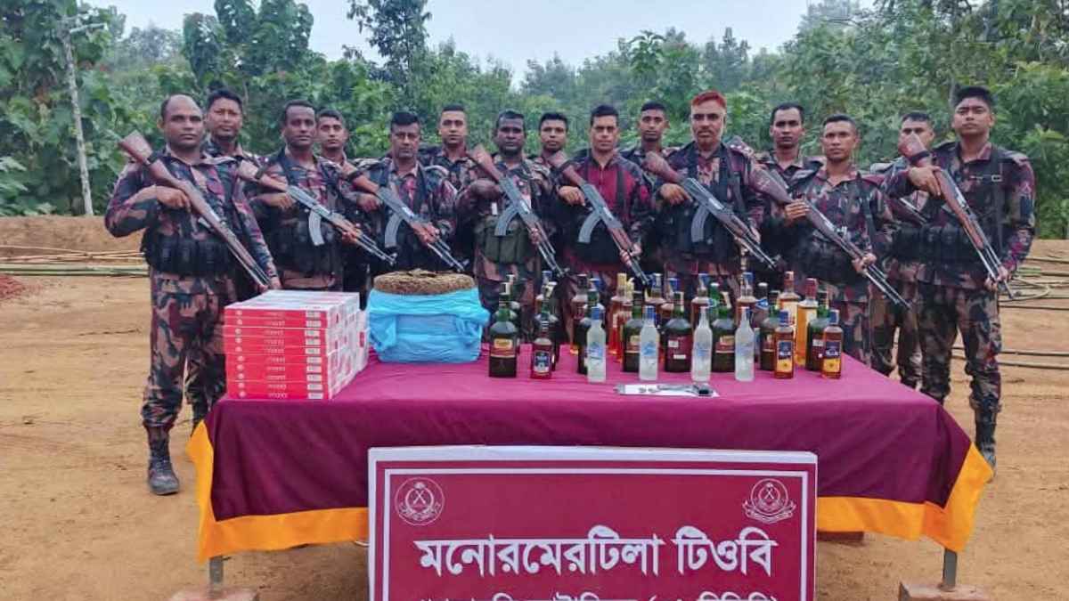 খাগড়াছড়িতে ৫ পরিত্যক্ত বস্তায় মিলল অস্ত্র ও লক্ষাধিক টাকার ভারতীয় মাদক