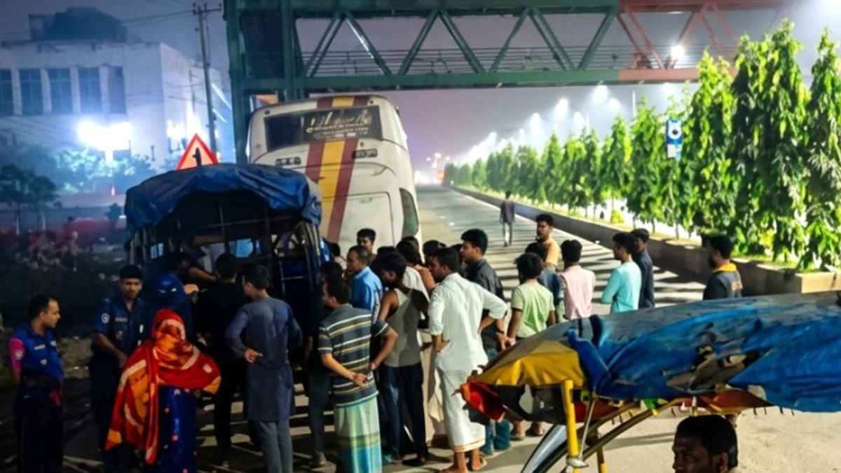 ফতুল্লায় বাসে ডাকাতি, ২৫ যাত্রীর টাকা ও মোবাইল লুট