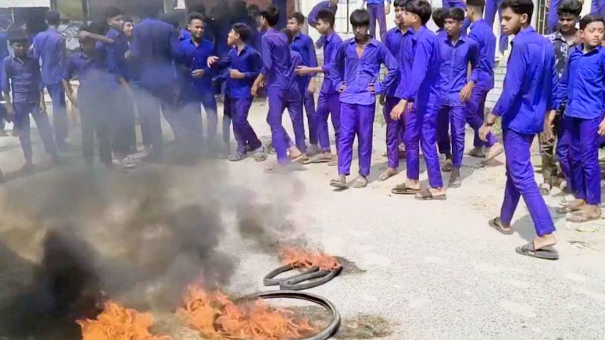 খেলার মাঠের দাবিতে ক্লাস বর্জন, সড়কে টায়ারে আগুন জ্বেলে বিক্ষোভ