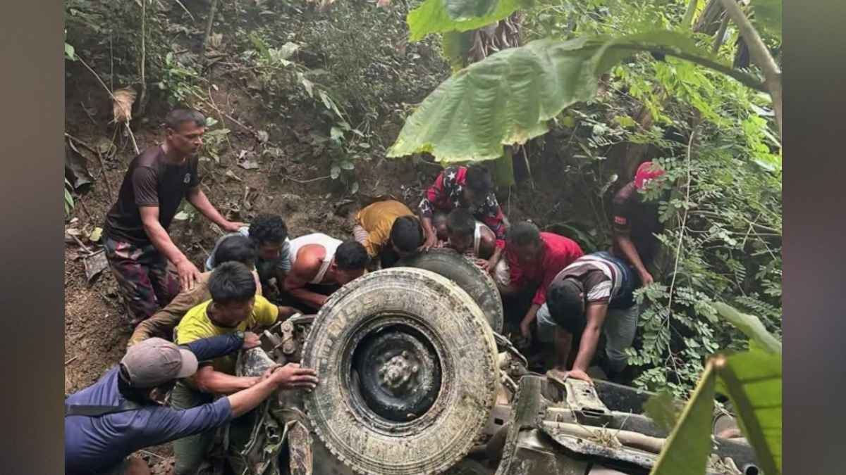 বান্দরবানে জিপ খাদে: দুই পর্যটক নিহত, আহত ৫