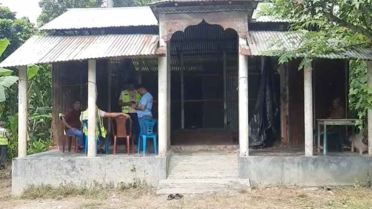 ‘পূর্ব শত্রুতার জেরে’ ঝিনাইদহে নির্মাণাধীন প্রতিমা ভাঙচুর