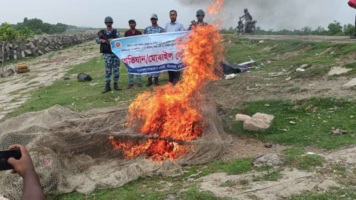 সন্দ্বীপ চ্যানেলে কোস্টগার্ডের অভিযান, আড়াই লাখ টাকার অবৈধ জাল জব্দ