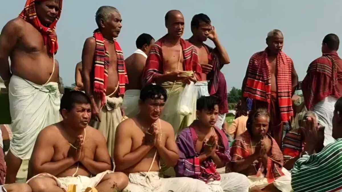 মহালয়ায় বদেশ্বরী মন্দিরে হাজারো ভক্তের সমাগম, করতোয়া তীরে পুণ্যস্নান