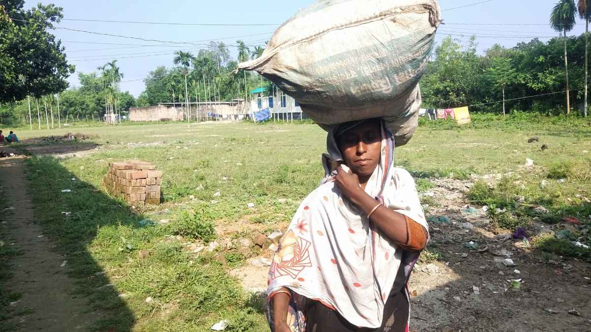 স্বামীহীন মমতার মাথায় শাকের বোঝায় গড়ছে তিন সন্তানের ভবিষ্যৎ