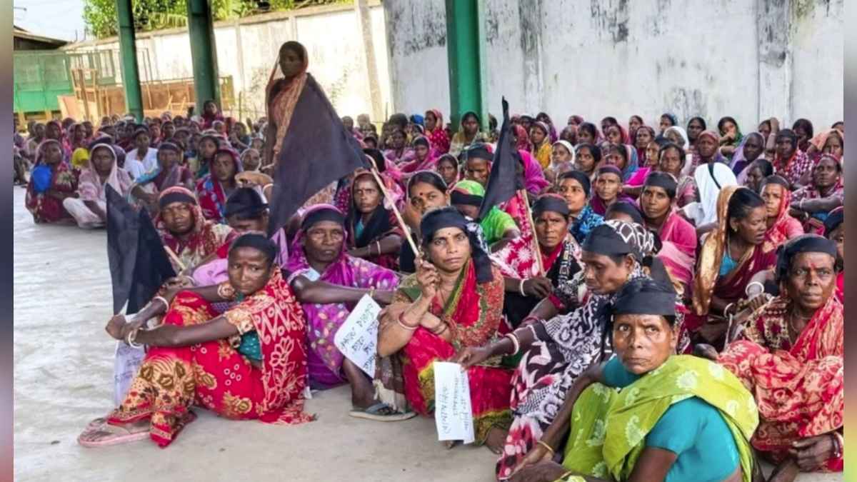 দুর্গাপূজার বোনাস দাবিতে আন্দোলনে চা শ্রমিকরা