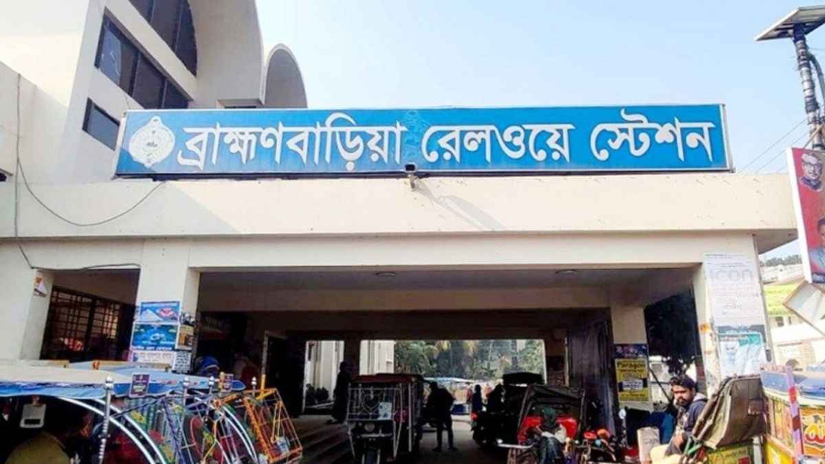 বিনা টিকিটে ট্রেনে ভ্রমণ, দলবেঁধে হামলায় স্টেশন মাস্টারসহ আহত ২