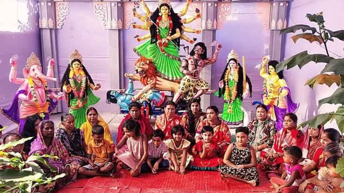 শেরপুরে ‘মুষ্টির চালে’ পিছিয়েপড়া নারীদের দুর্গোৎসবের আয়োজন