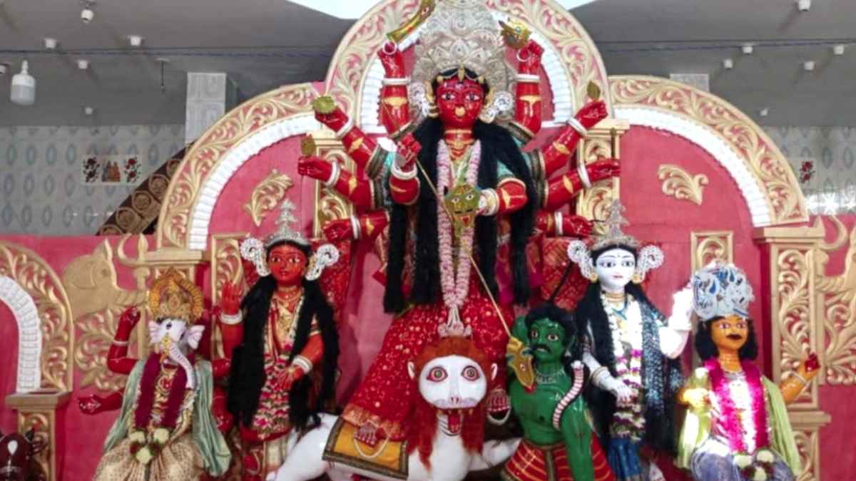 ৩০০ বছরের ঐতিহ্য নিয়ে মৌলভীবাজারে পালিত হচ্ছে লাল প্রতিমার দুর্গোৎসব