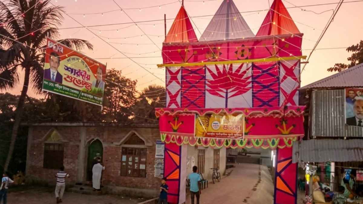 ১০ ফুটের দূরত্ব, ৫৪ বছরের সম্প্রীতি: আজানে থামে ঢোল, নামাজ শেষে পূজা